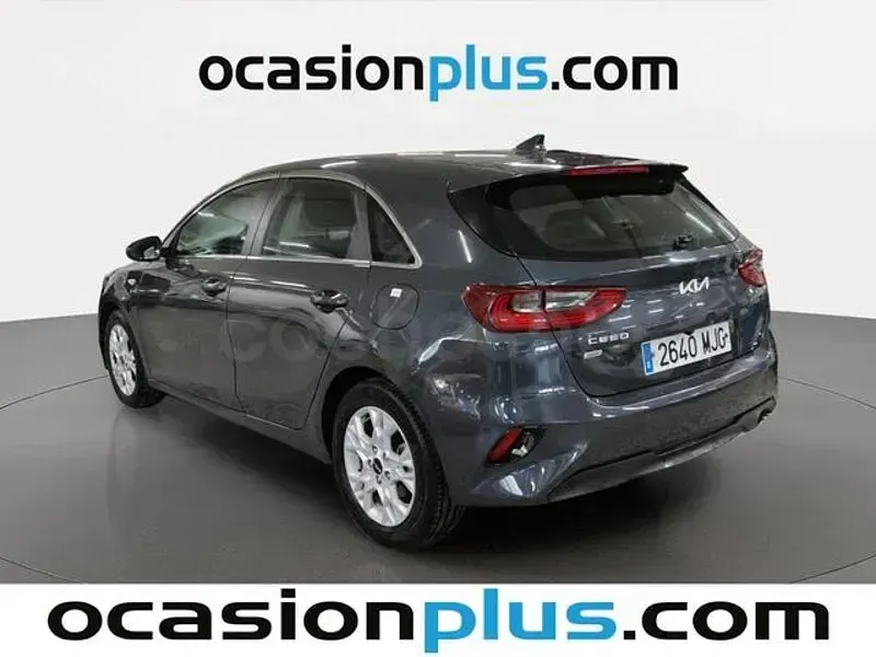 Usado Kia Ceed 136 CV (100 kW) 2023 Gris / plata Utilitario