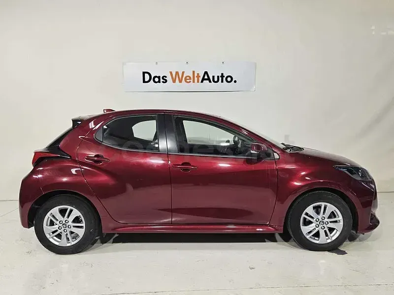 Usado Toyota Yaris 125 CV (91 kW) 2021 Rojo Utilitario