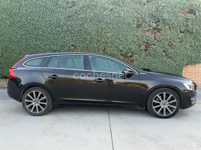 Usado Volvo V60 285 CV (209 kW) 2015 Negro Familiar