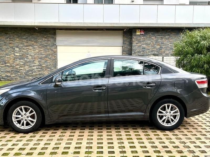 Usado Toyota Avensis Active 126 CV (92 kW) 2011 Gris / plata Berlina