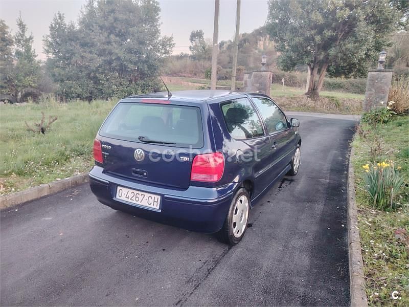 Usado VW Polo Trendline 75 CV (55 kW) 2000 Azul Berlina