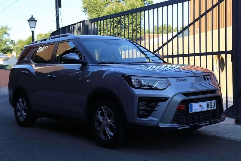 Gris Usado 2024 Ssangyong (KGM) Tivoli SUV | 21.990 € - Imagen 1/4