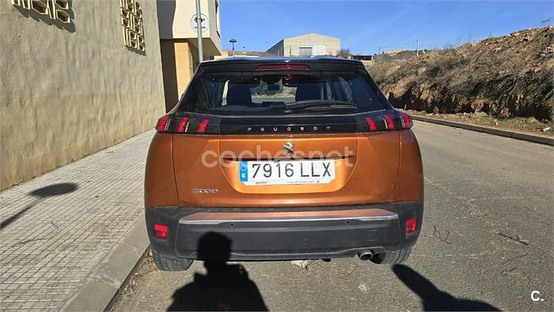 Usado Peugeot 2008 Allure 110 CV (80 kW) 2021 Naranja SUV