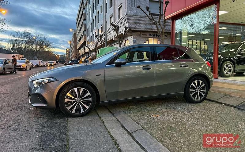 Usado Mercedes A250 218 CV (160 kW) 2021 Gris Utilitario