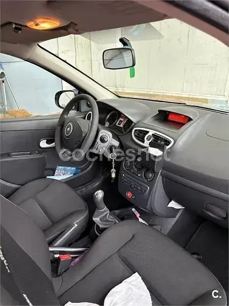 Usado Renault Clio II 75 CV (55 kW) 2011 Beige Berlina