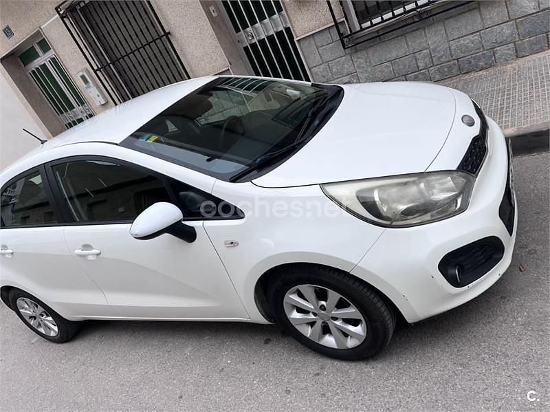 Usado Kia Rio 85 CV (62 kW) 2013 Blanco Berlina