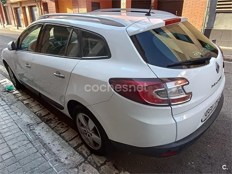 Usado Renault Mégane GrandTour Dynamique 110 CV (80 kW) 2010 Blanco Familiar