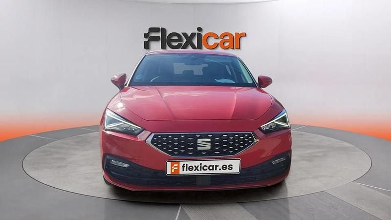 Usado Seat Leon Style 110 CV (80 kW) 2022 Rojo Familiar