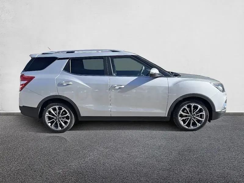 Usado SsangYong XLV 128 CV (94 kW) 2019 Gris / plata SUV