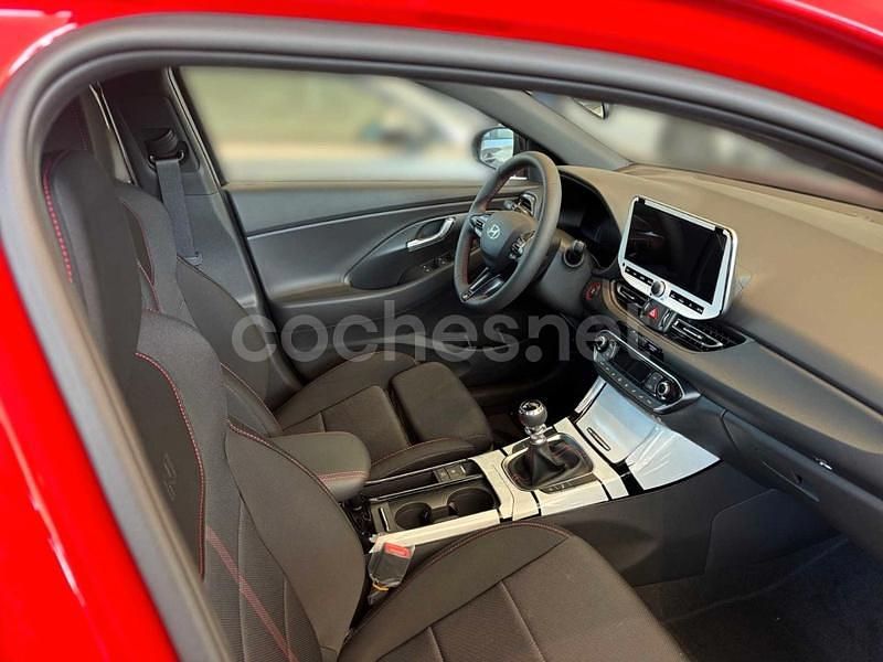 Nuevo Hyundai i30 N Line 100 CV (73 kW) 2025 Rojo Familiar