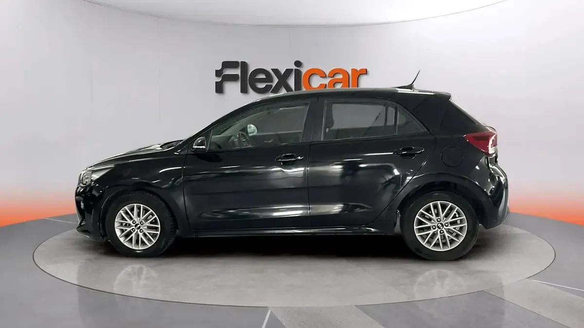 Usado Kia Rio 101 CV (74 kW) 2018 Negro Berlina