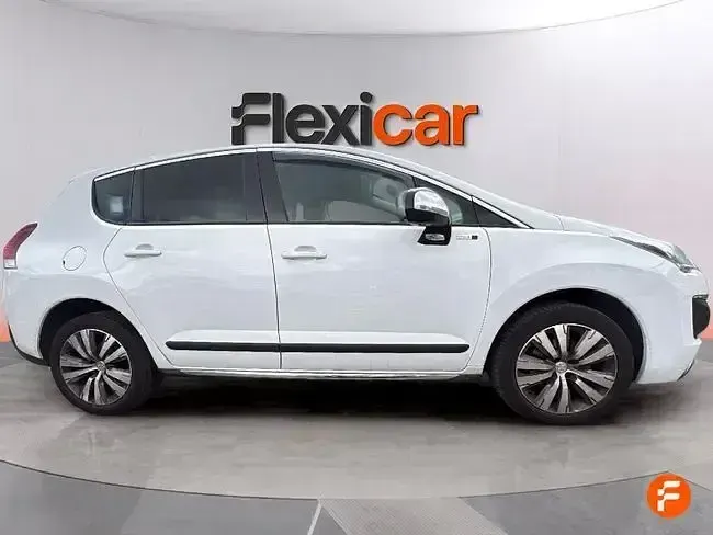 Usado Peugeot 3008 Style 120 CV (88 kW) 2015 Blanco Familiar