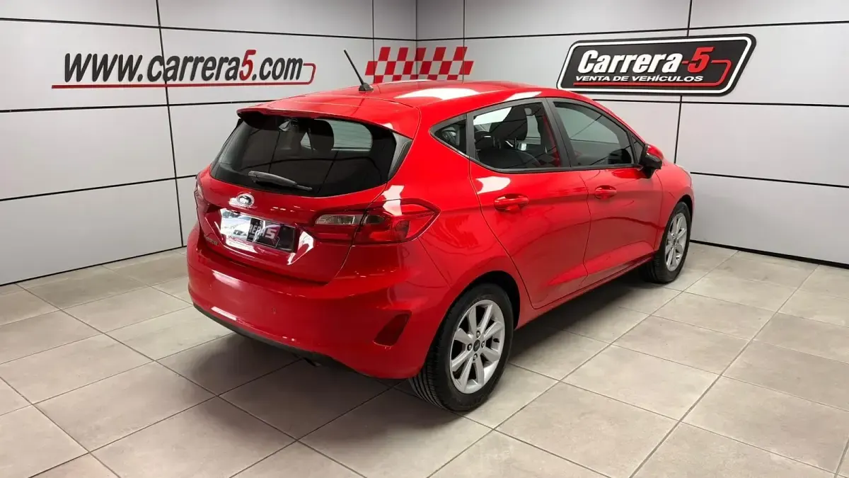 Usado Ford Fiesta Trend 100 CV (73 kW) 2017 Rojo Utilitario