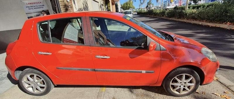 Rojo Usado 2006 Renault Clio II Dynamique Utilitario | 4990 € (Un poco caro) - Imagen 1/2