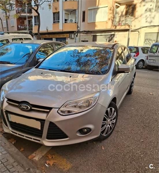 Usado Ford Focus Trend 125 CV (91 kW) 2013 Gris / plata Berlina