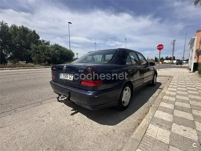 Usado Mercedes C220 Classic 125 CV (91 kW) 1998 Azul Berlina