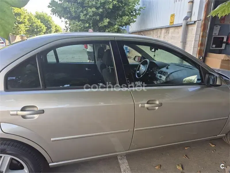 Usado Ford Mondeo Trend 155 CV (114 kW) 2005 Beige Berlina