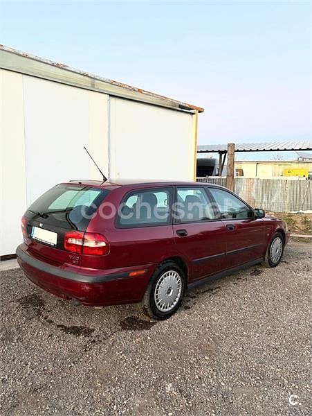 Usado Volvo V40 115 CV (84 kW) 2002 Granate Familiar