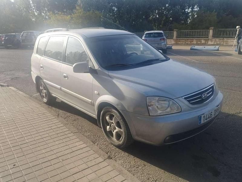 Usado Kia Carens EX 111 CV (81 kW) 2005 Gris Monovolumen