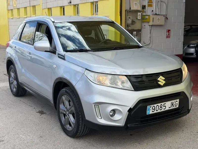 Usado Suzuki Vitara GLX 120 CV (88 kW) 2016 Gris / plata SUV