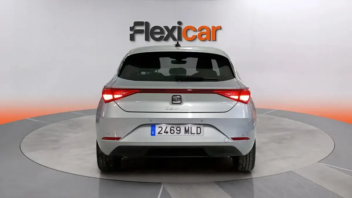 Usado Seat Leon Style 131 CV (96 kW) 2023 Gris Berlina