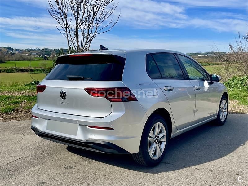 Usado VW Golf VIII Life 110 CV (80 kW) 2020 Gris / plata Berlina