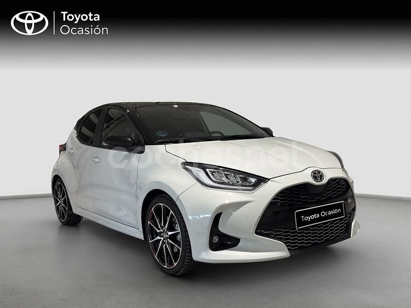 Usado Toyota Yaris Hybrid Sport 116 CV (85 kW) 2022 Gris / plata Berlina