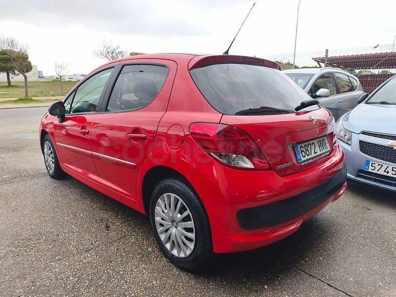 Usado Peugeot 207 68 CV (50 kW) 2014 Rojo Descapotable