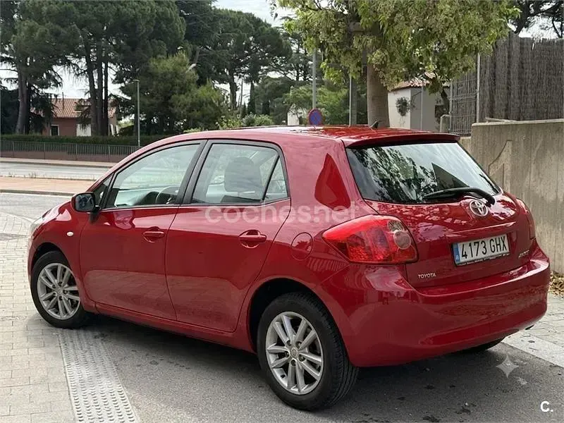 Usado Toyota Auris Luna 90 CV (66 kW) 2008 Rojo Utilitario