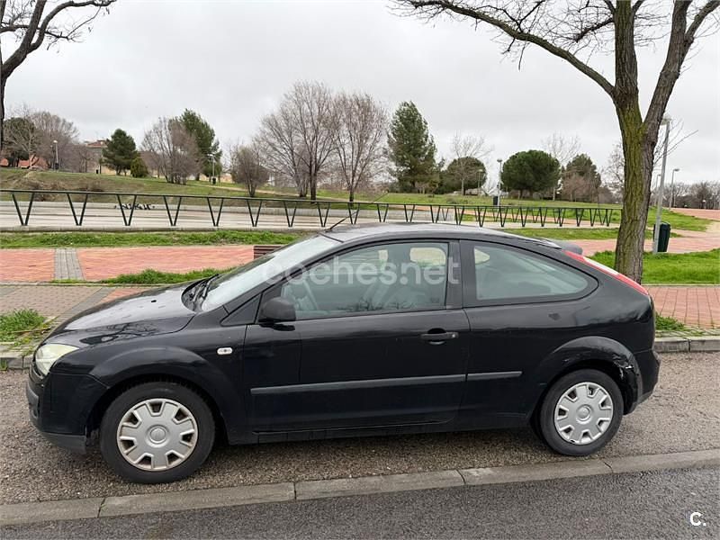 Usado Ford Focus Trend 100 CV (73 kW) 2005 Negro Berlina