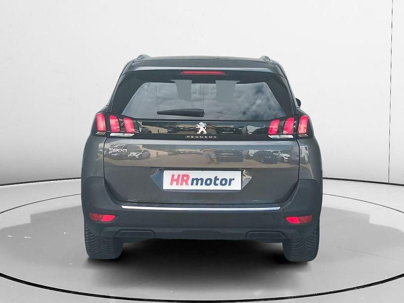 Usado Peugeot 5008 Allure 131 CV (96 kW) 2022 Gris / plata Monovolumen