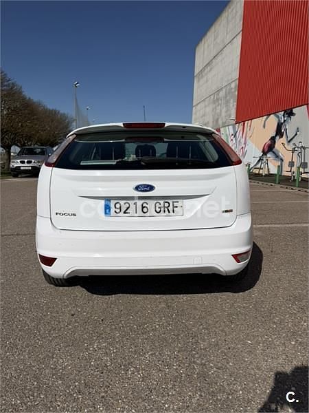 Usado Ford Focus Trend 109 CV (80 kW) 2009 Blanco Berlina
