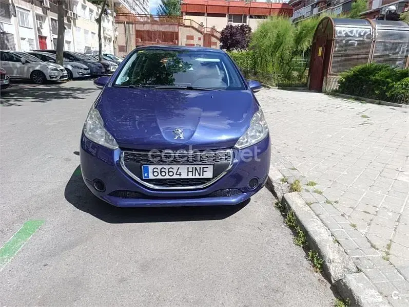 Usado Peugeot 208 Active 68 CV (50 kW) 2012 Violeta / lila Utilitario