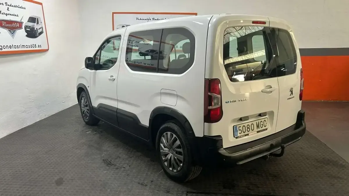 Usado Peugeot Rifter Active 100 kW (136 CV) 2023 Blanco Monovolumen