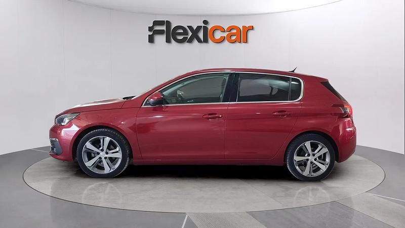 Usado Peugeot 308 Allure 131 CV (96 kW) 2018 Rojo Utilitario