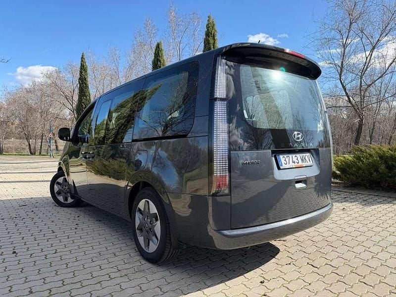 Usado Hyundai Staria 177 CV (130 kW) 2023 Gris Monovolumen