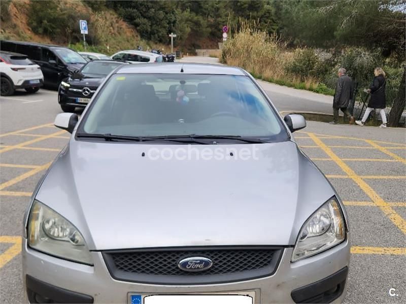 Usado Ford Focus Trend 100 CV (73 kW) 2007 Gris / plata Berlina