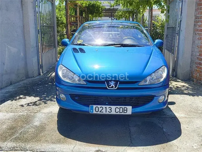 Usado Peugeot 206 110 CV (80 kW) 2002 Azul Descapotable