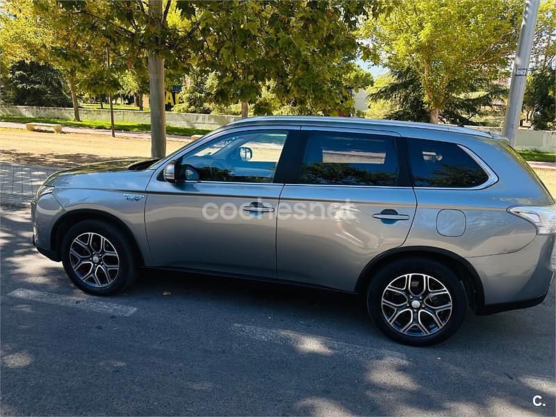 Usado Mitsubishi Outlander P-HEV 203 CV (149 kW) 2015 Gris / plata SUV