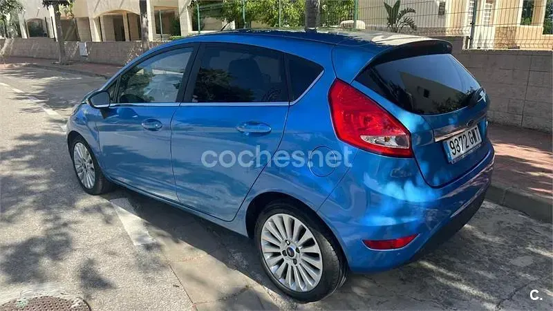 Usado Ford Fiesta Titanium 96 CV (70 kW) 2010 Azul Berlina