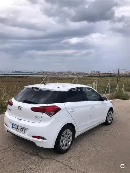 Usado Hyundai i20 84 CV (61 kW) 2018 Blanco Berlina