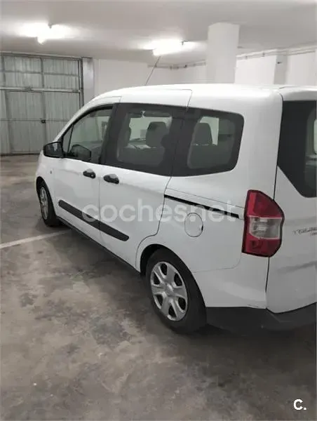 Usado Ford Tourneo Courier Ambiente 100 CV (73 kW) 2015 Blanco Monovolumen