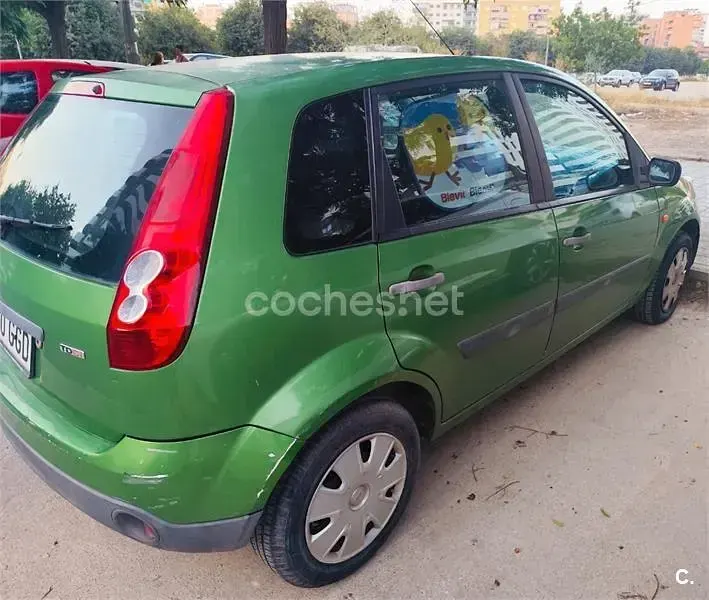 Usado Ford Fiesta Ambiente 68 CV (50 kW) 2008 Verde Utilitario