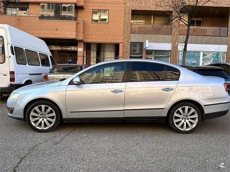 Usado VW Passat Edition 110 CV (80 kW) 2009 Gris / plata Berlina