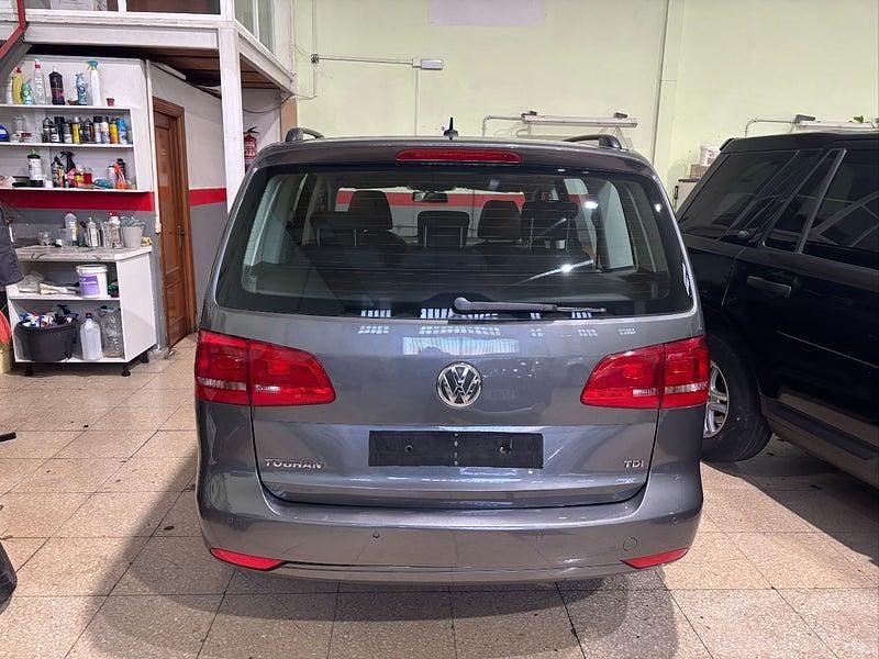 Usado VW Touran Advance 105 CV (77 kW) 2011 Gris / plata Monovolumen