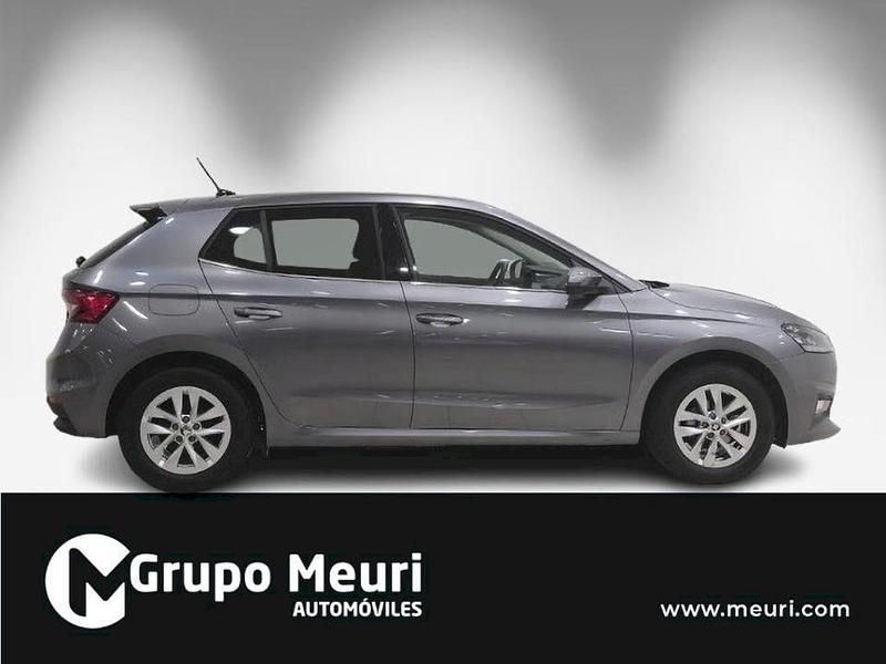 Usado Skoda Fabia Selection 95 CV (69 kW) 2024 Gris Utilitario