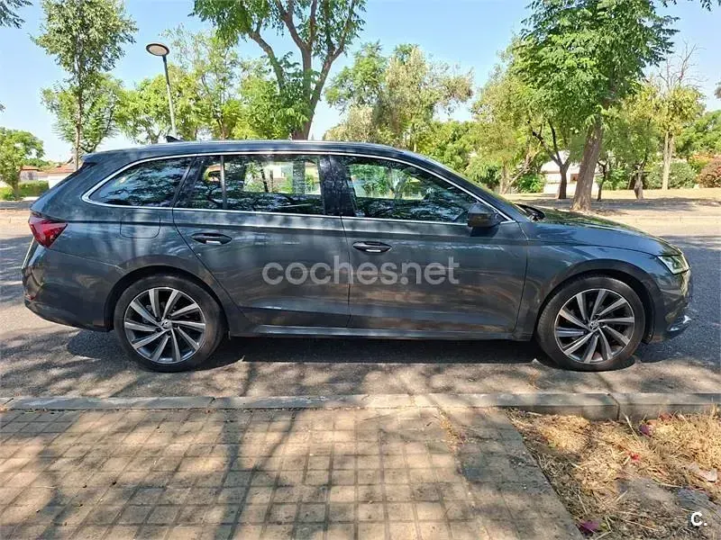 Usado Skoda Octavia Style 150 CV (110 kW) 2020 Gris / plata Familiar