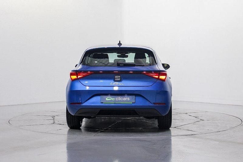 Usado Seat Leon Style 110 CV (80 kW) 2024 Azul Berlina