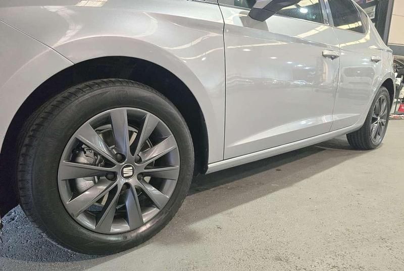 Usado Seat Leon Style 131 CV (96 kW) 2019 Plateado Utilitario