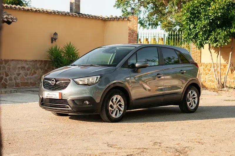 Usado Opel Crossland X Selective 81 CV (59 kW) 2018 Gris / plata SUV